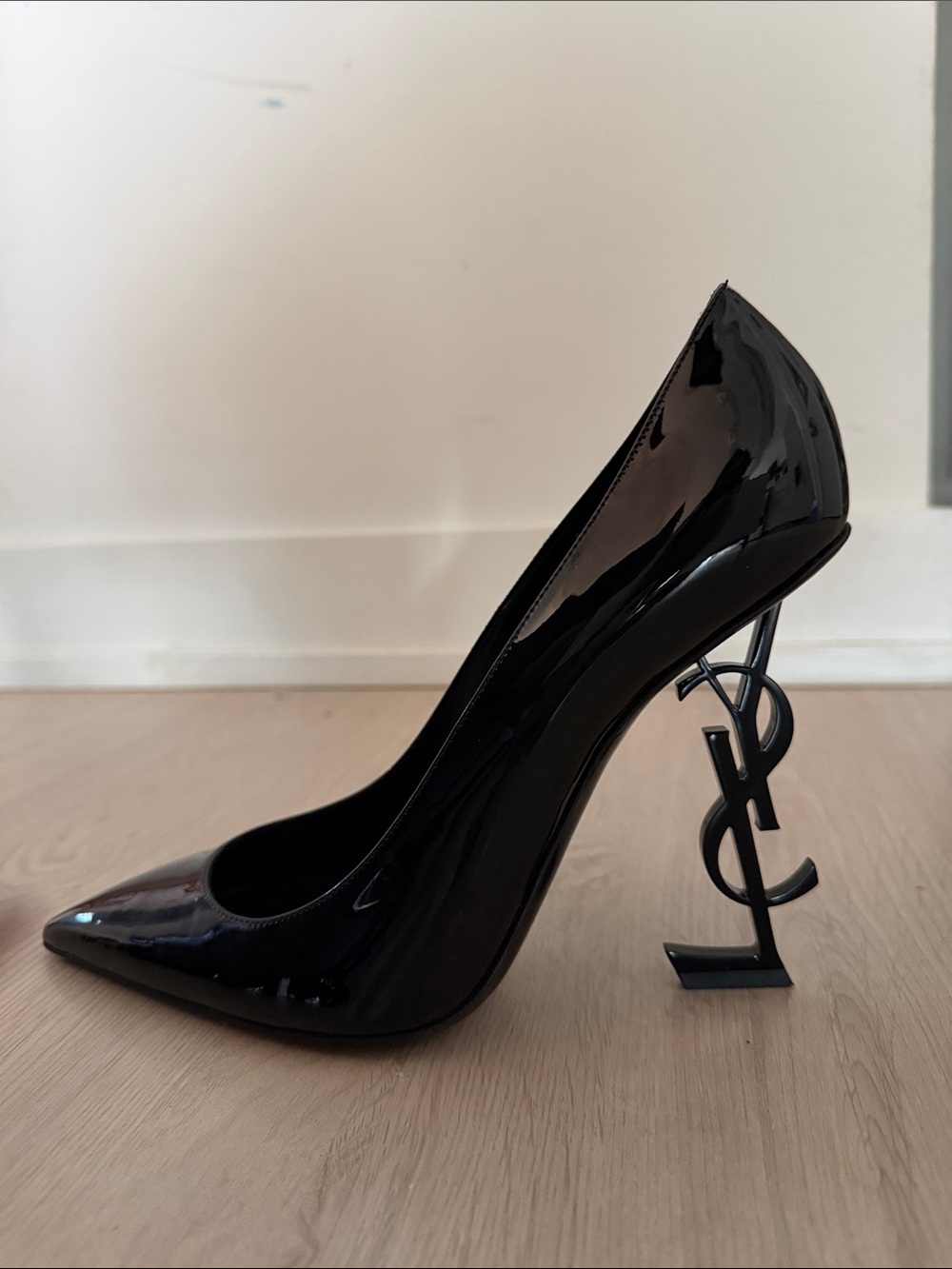 100% Authentic Saint Laurent Black Patent Logo Stiletto Pump